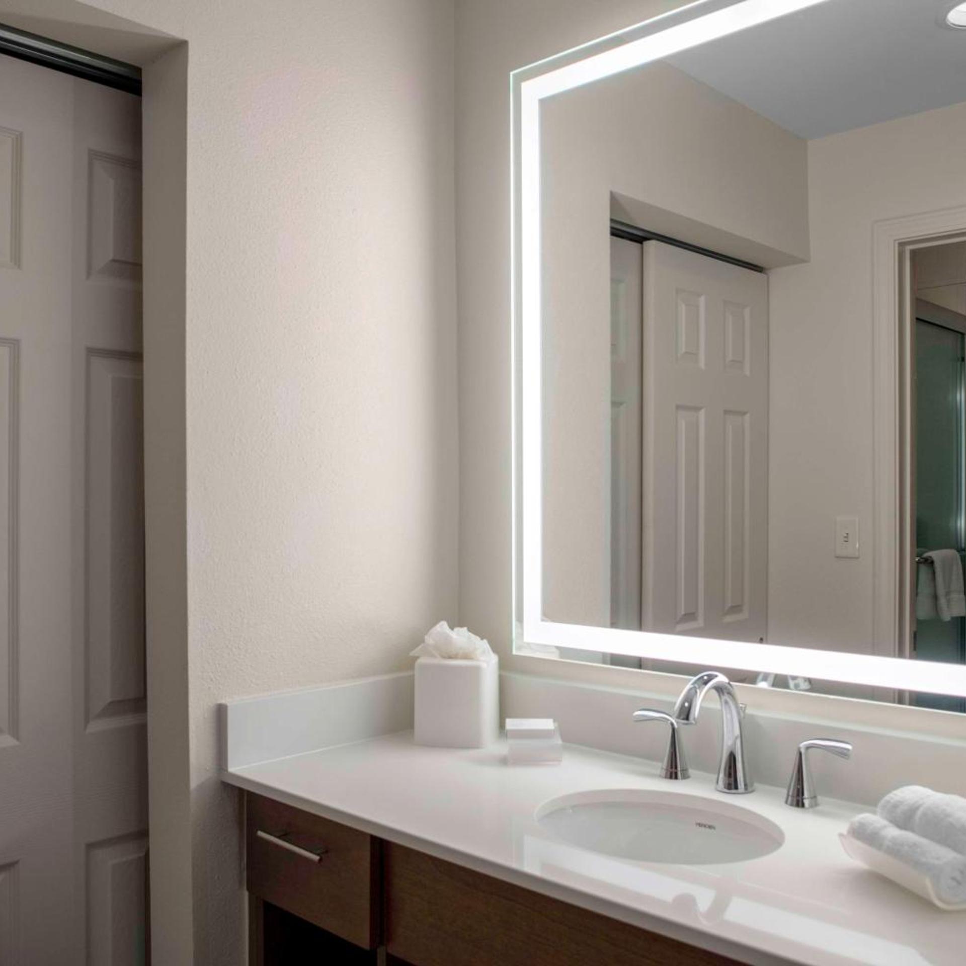 جناح بريميوم بسرير كينج بغرفة نوم واحدة مع أريكة، Homewood Suites by Hilton St. Louis - Galleria 4/4