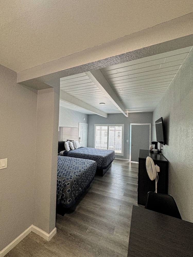 Sea Garden Motel 40/63