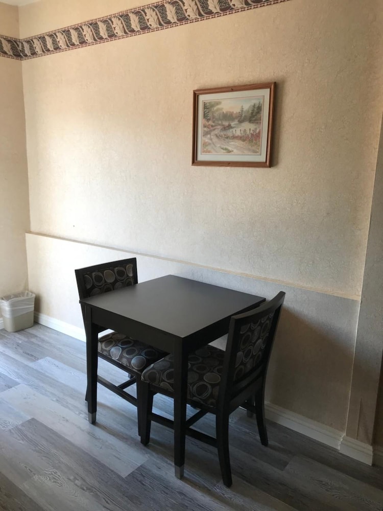 Manhattan Inn & Suites photo4