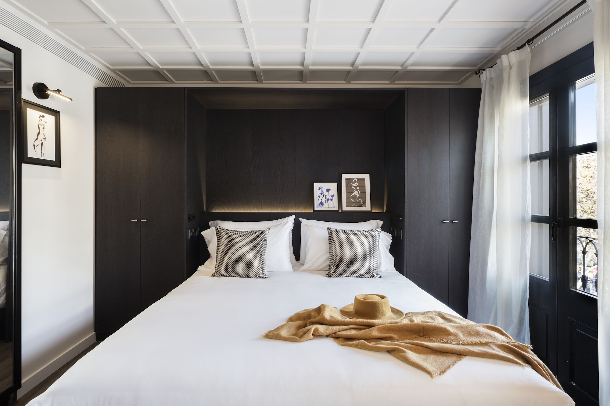 DELUXE, QUEEN BED, CITY VIEW