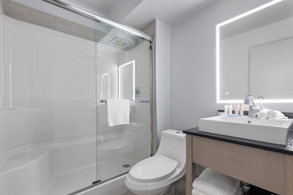 Emerald Hotel and Suites Calgary Airport 14/33