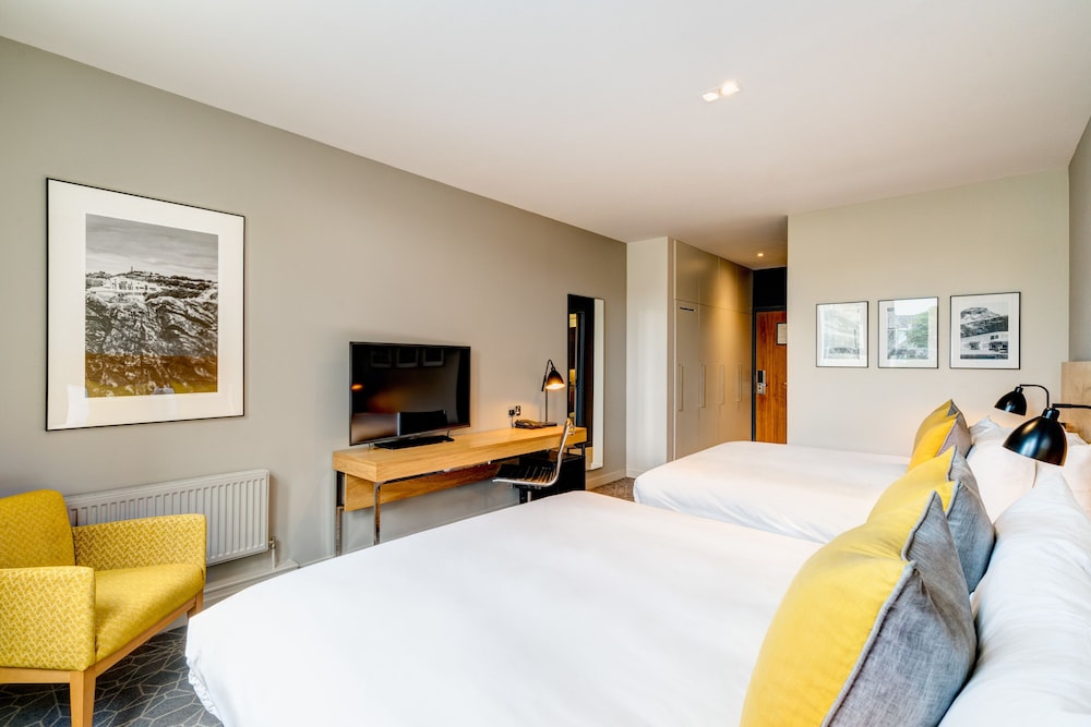CITY, TWIN BEDS
