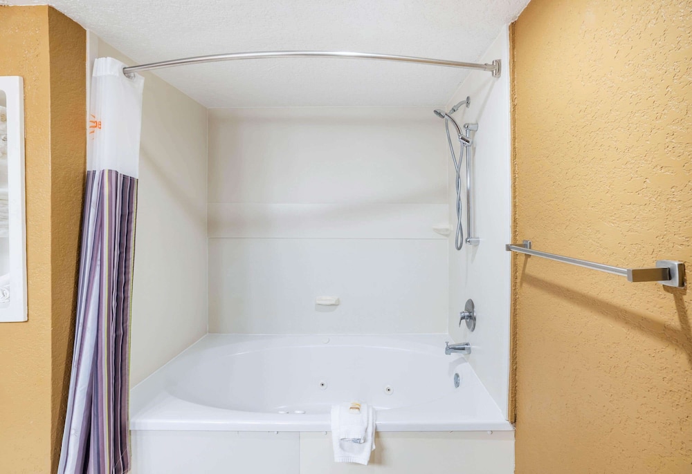 La Quinta Inn & Suites by Wyndham Hot Springs 18/57