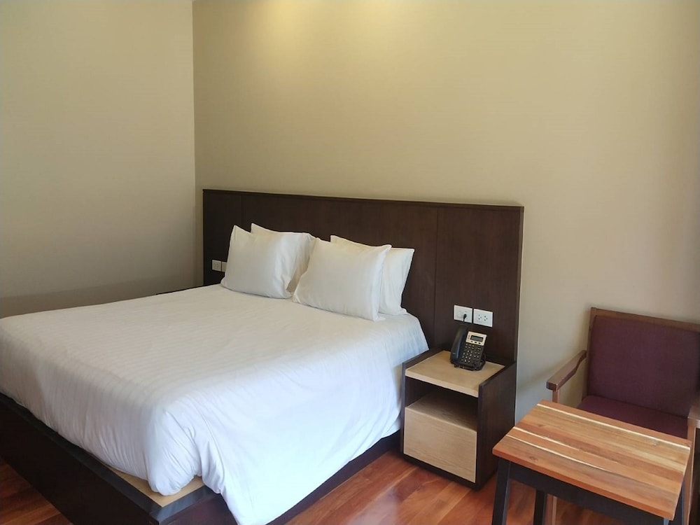 DELUXE, KING BED, MOUNTAIN VIEW