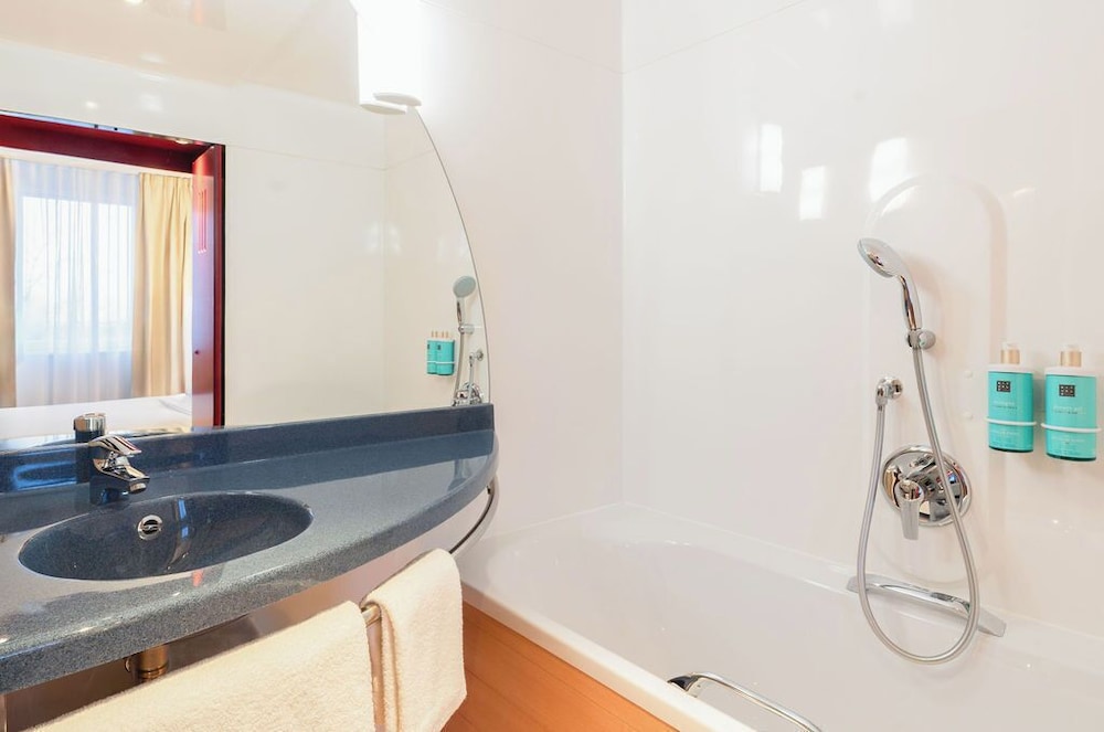 Novotel Suites Geneve Aeroport 73/74