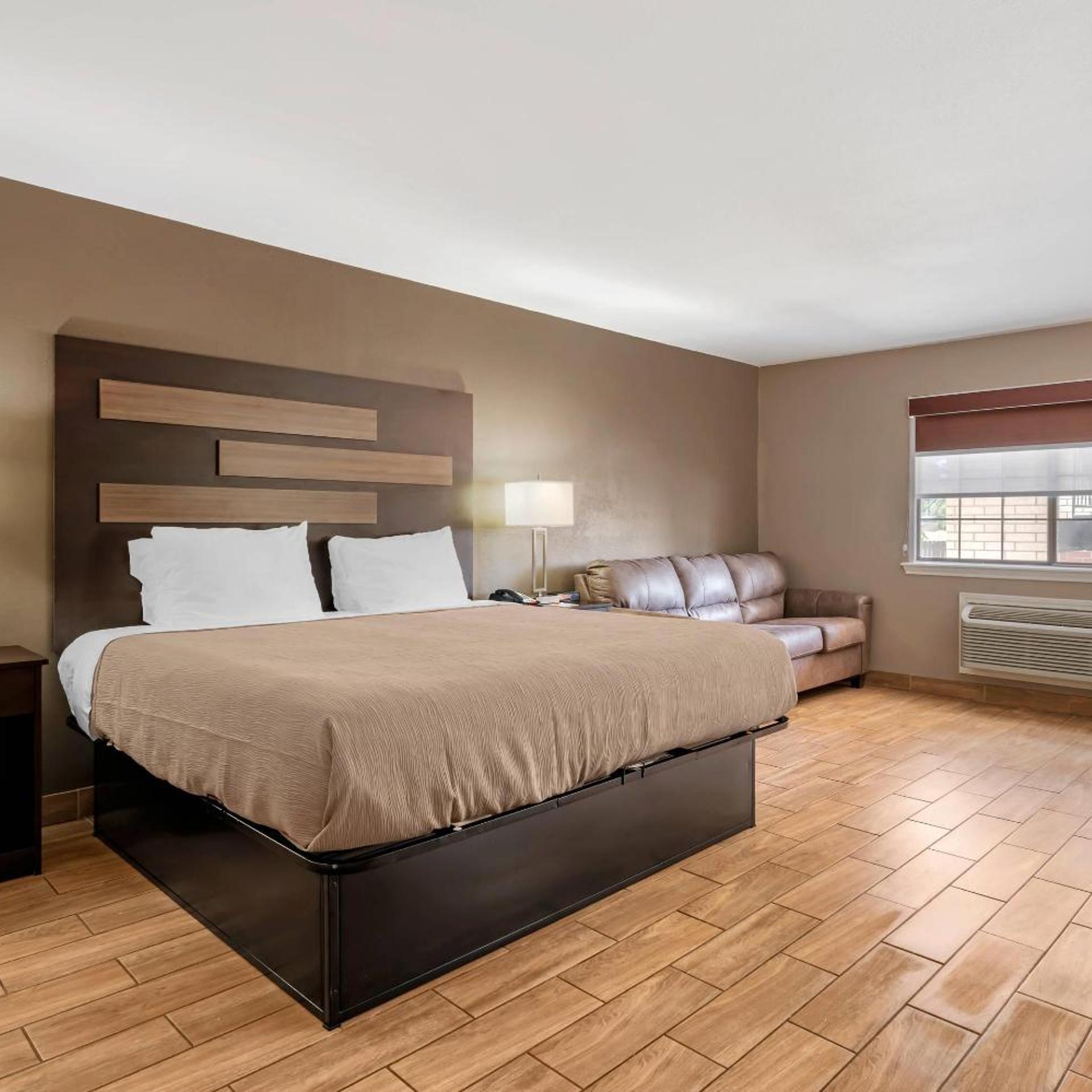 Efficiency, Suite, King Bed