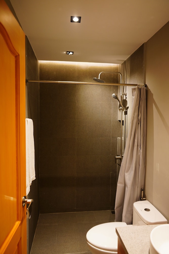 Mayfair Resort 34/35