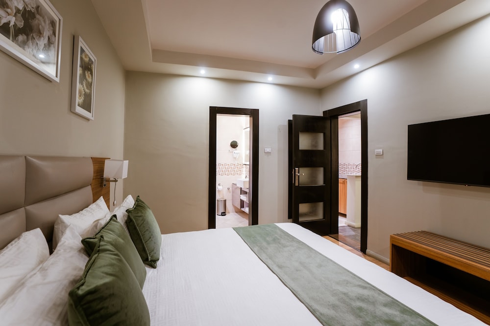 Monarch Hotel 14/45
