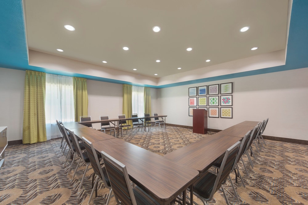 Holiday Inn Express & Suites Houston Nw - Tomball Area 50/70