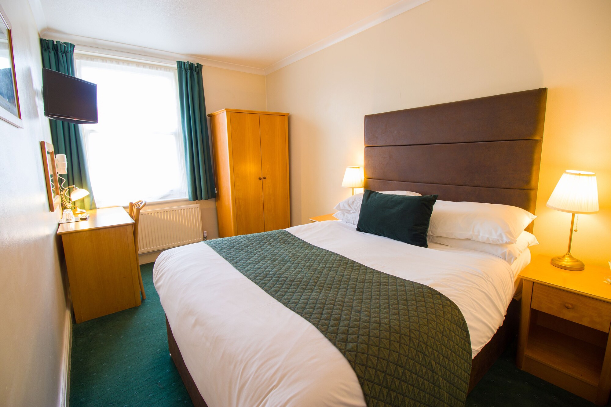ROOM, DOUBLE BED