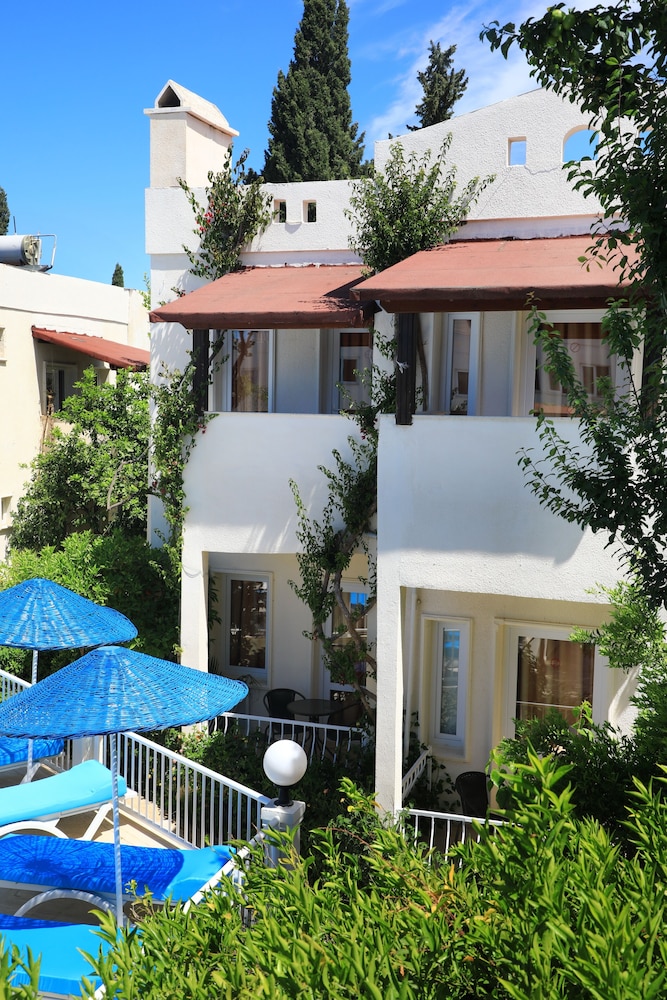 Summer Garden Suites And Beach Hotel 2/59
