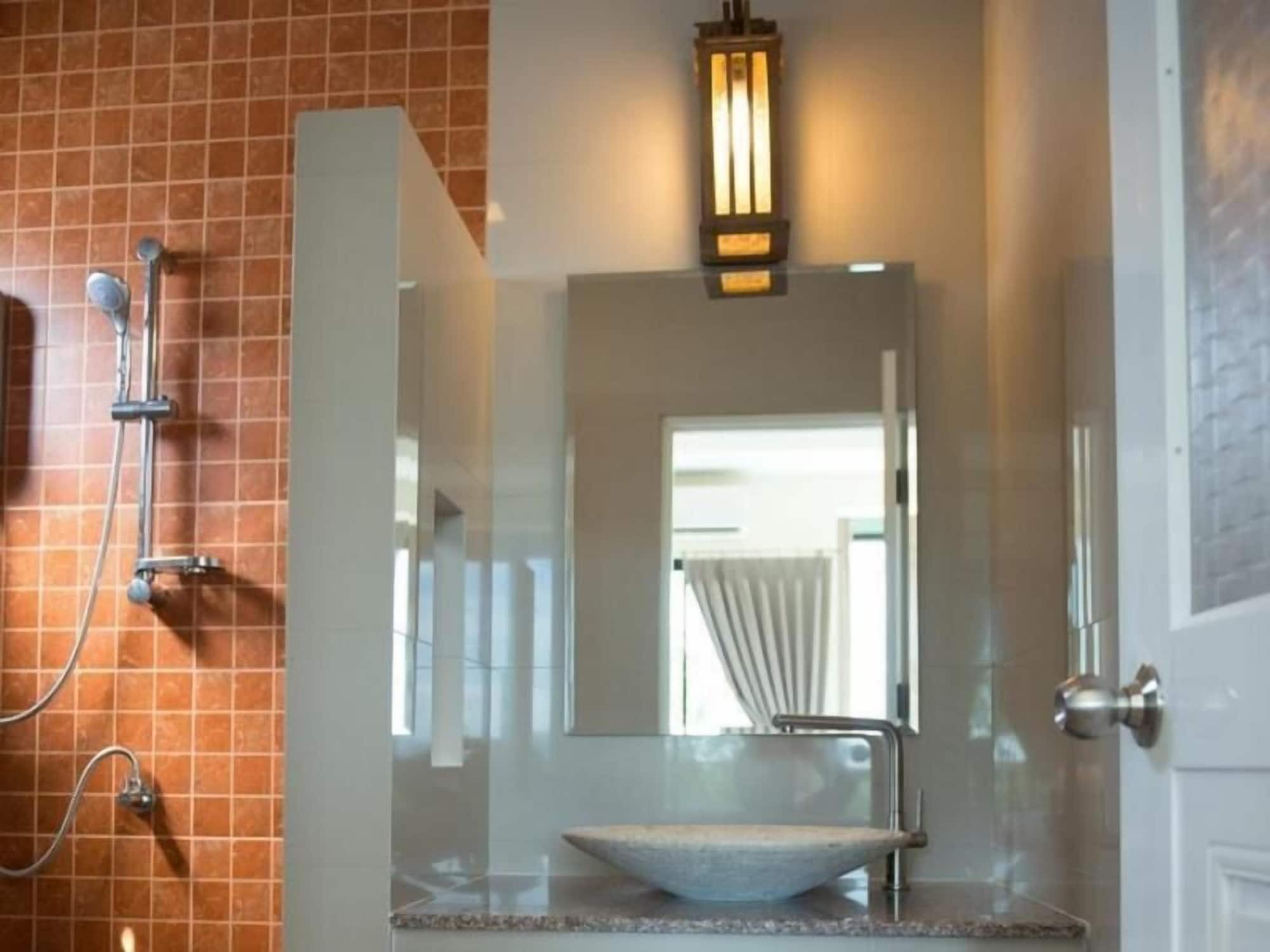 غرفة ديلوكس ثلاثية بسرير مزدوج وسرير فردي، Chivapuri Residence Trat 10/10