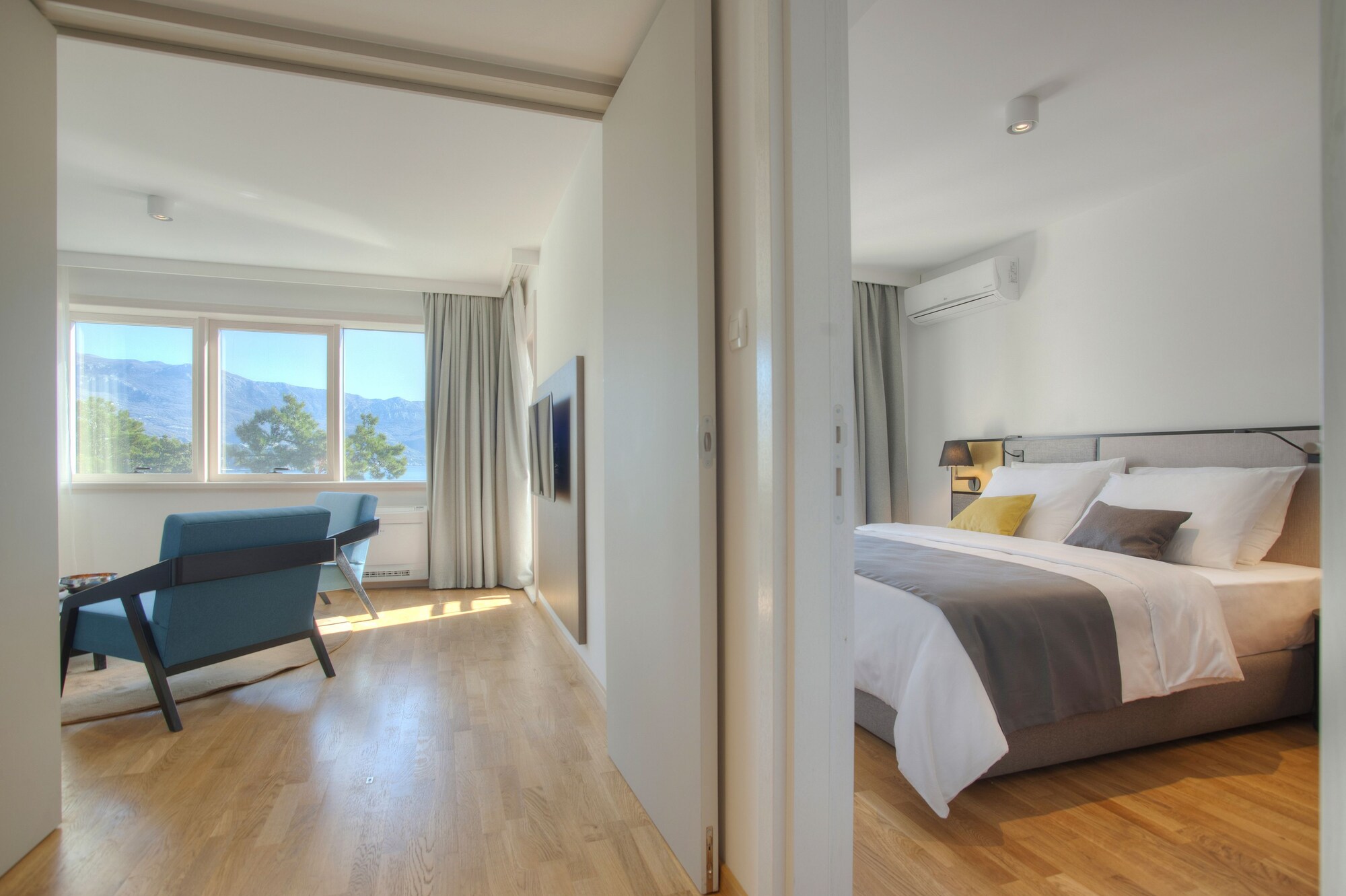 suite, city view