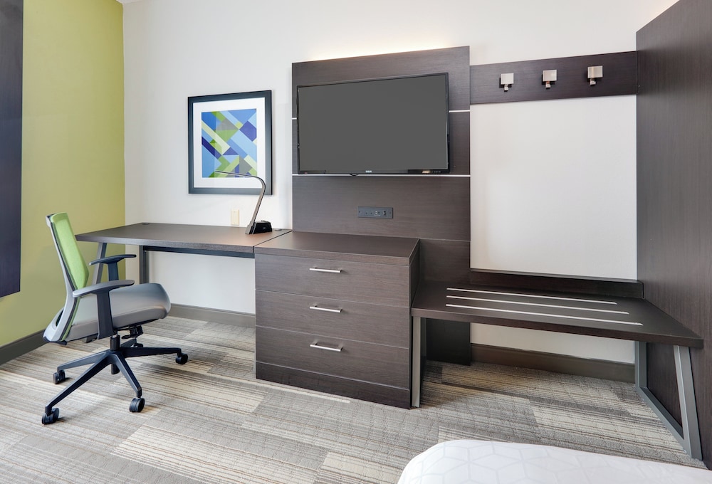 Holiday Inn Express Suites Dublin 30/34
