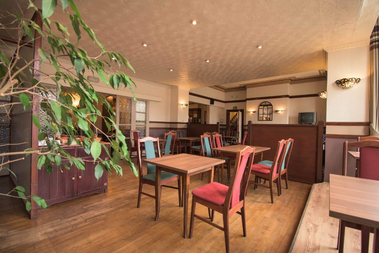 Pinegrove Hotel 23/28