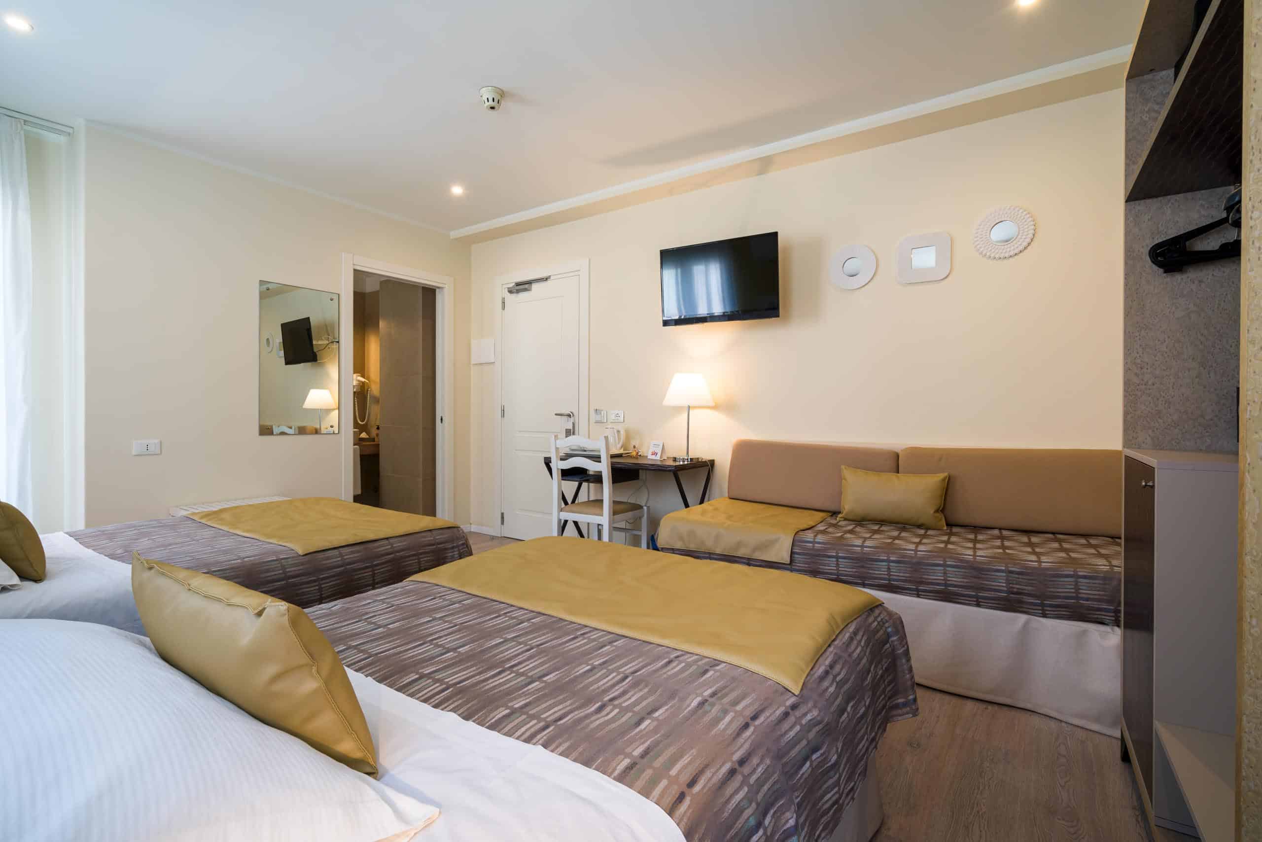 Room, Triple, French Bed, Mountain View