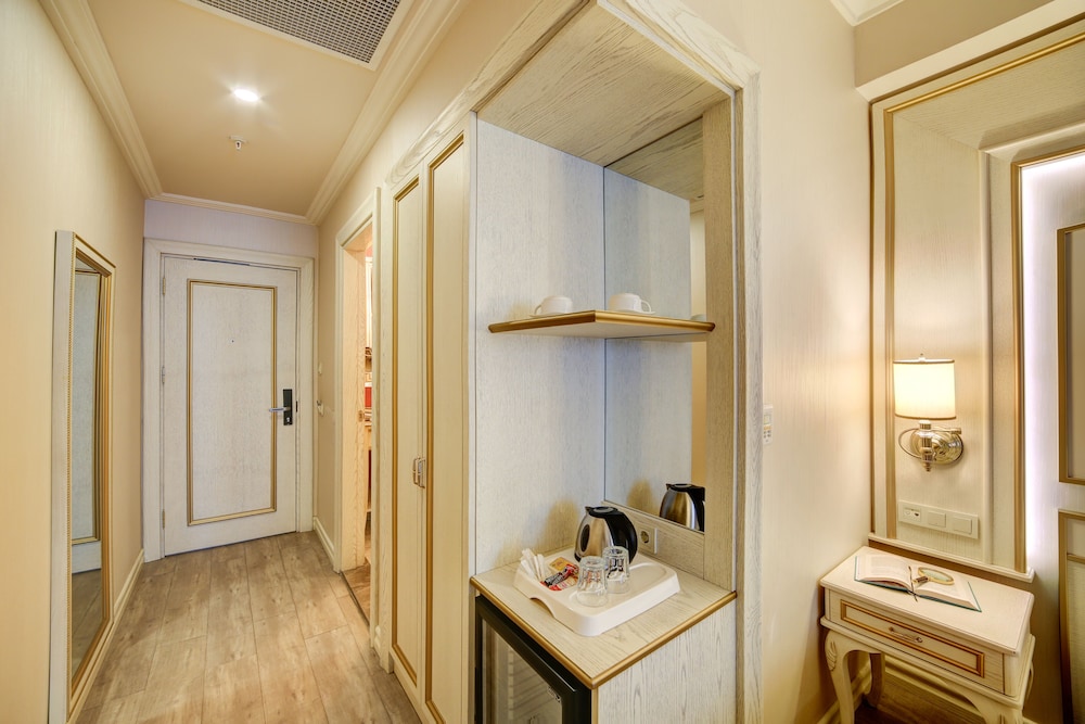 Halifaks Hotel 49/50