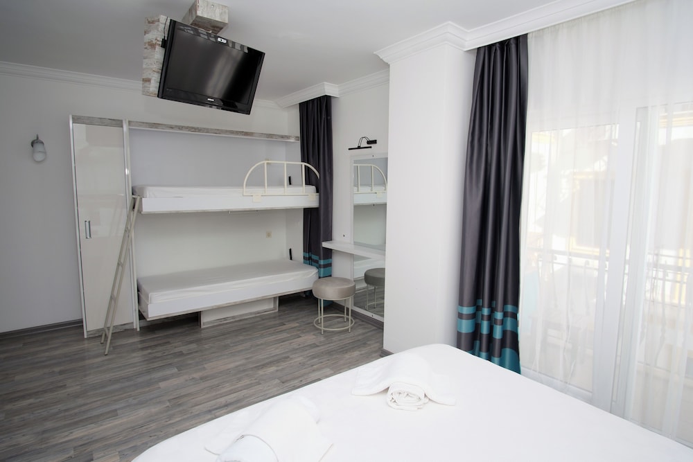 1 BEDROOM, STANDARD, TRIPLE