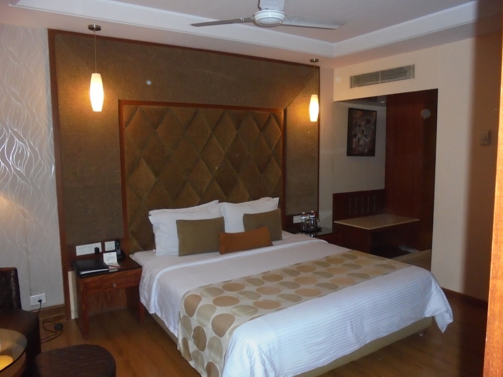 Lords Plaza Ankaleshwar 18/36