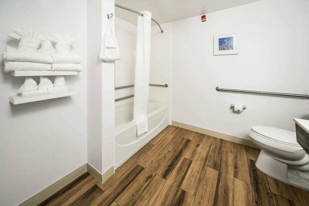 Hampton Inn Wilson Downtown 21/50