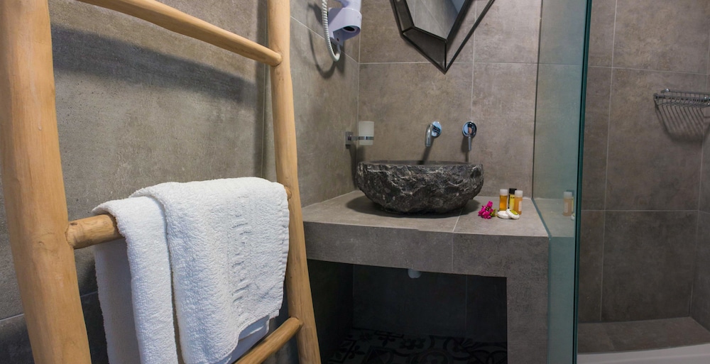 Malibu Boutique Studios 49/50