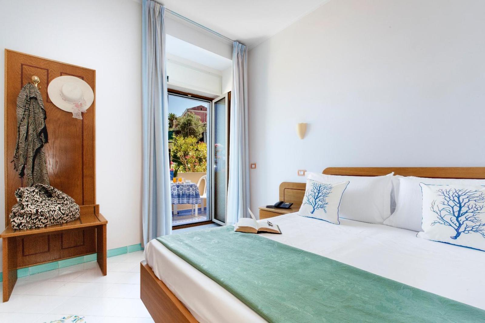 DELUXE, DOUBLE BED