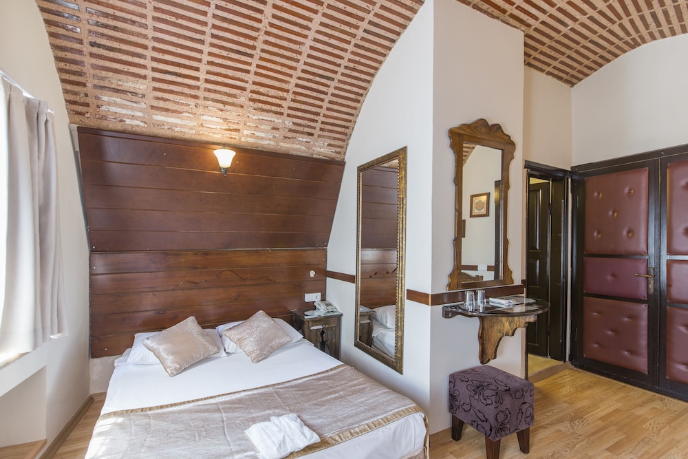 CAVE, DOUBLE BED