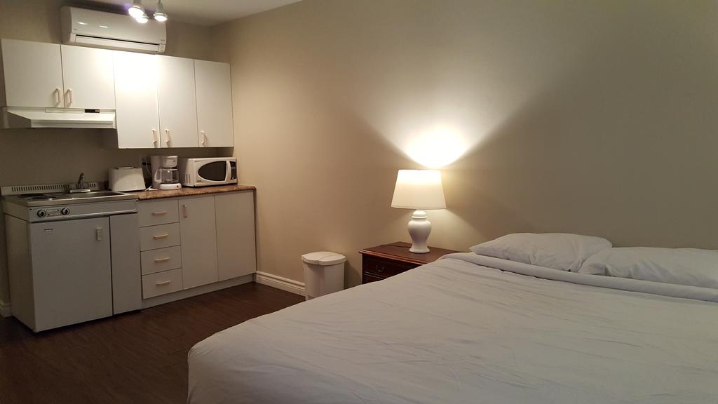 Studio, Queen Bed