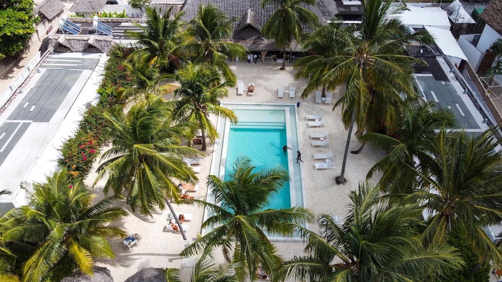 The Loop Beach Resort 3/72