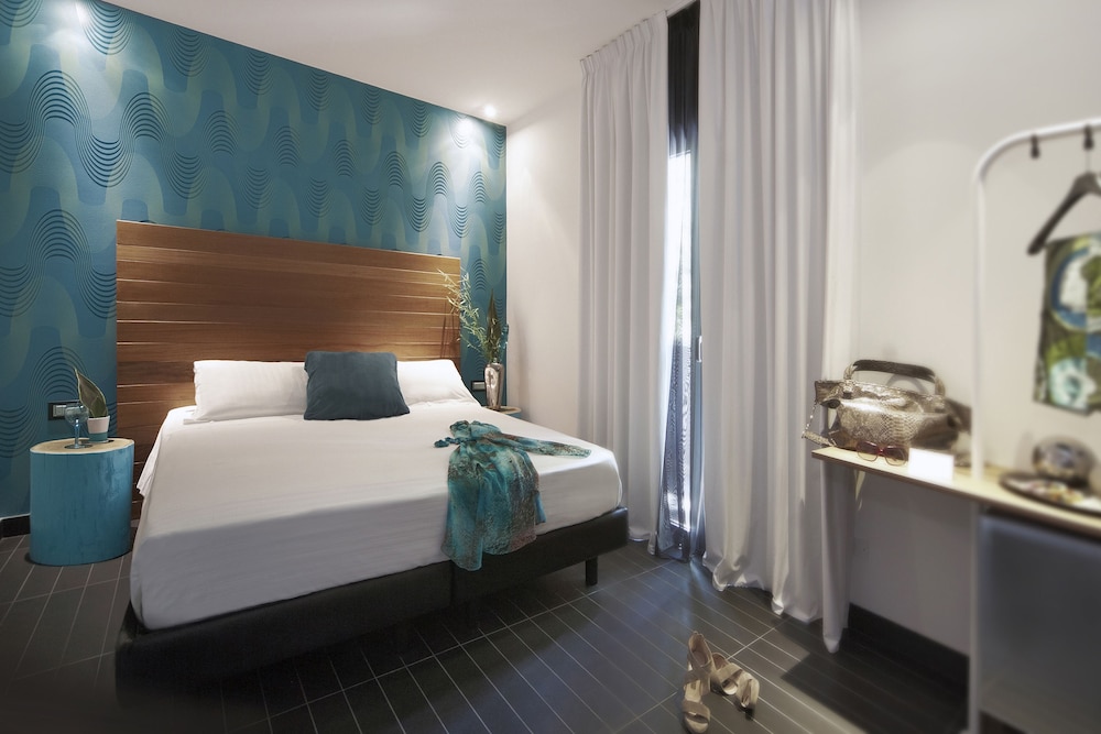 Q Hotel 6/50