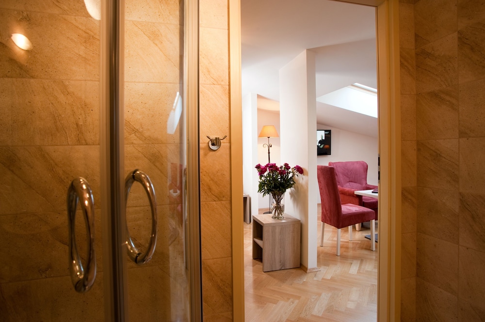 Hotel Santi 11/56