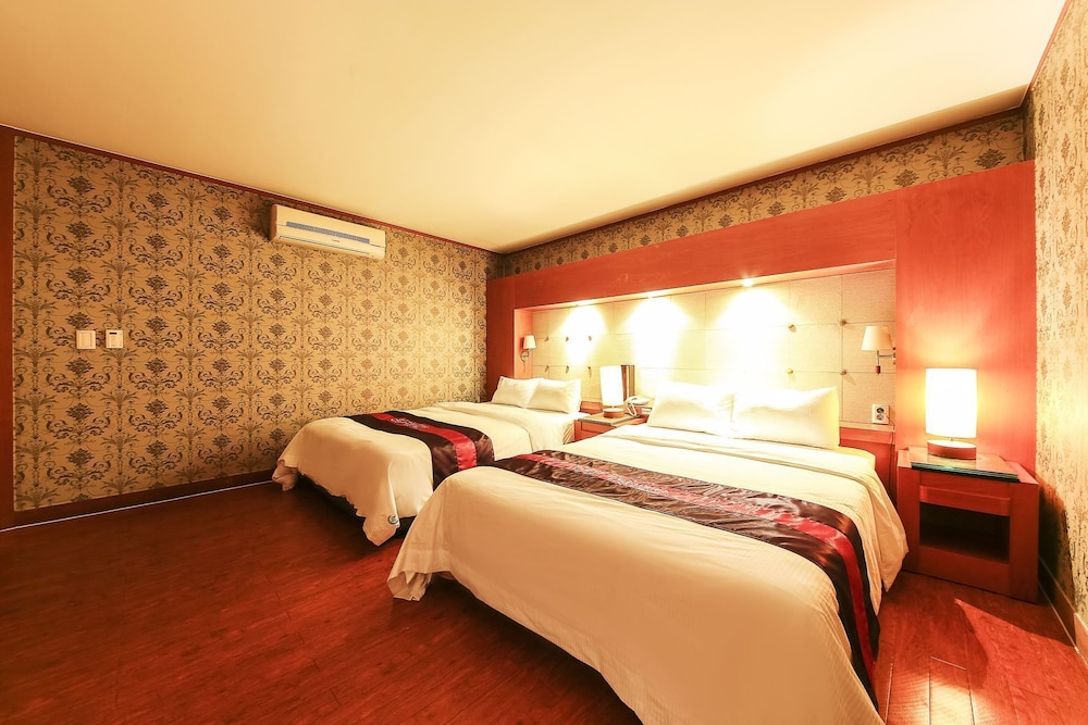 Zenith Hotel 22/63