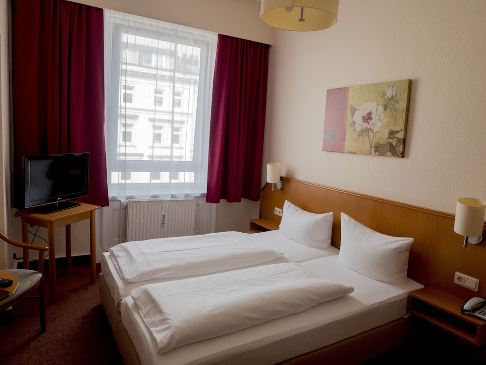 ROOM, DOUBLE BED