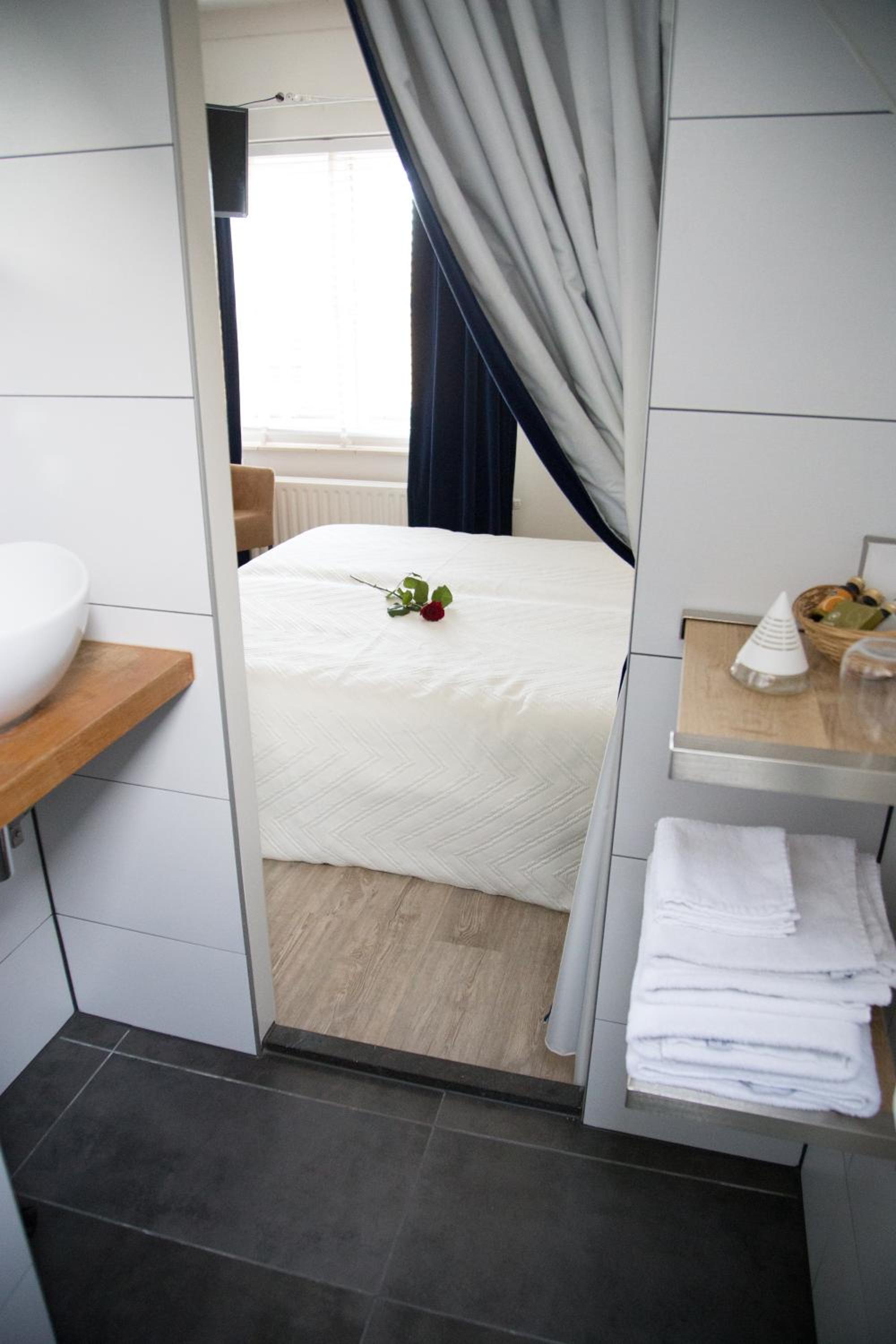De Dames Van De Jonge Hotel 15/40