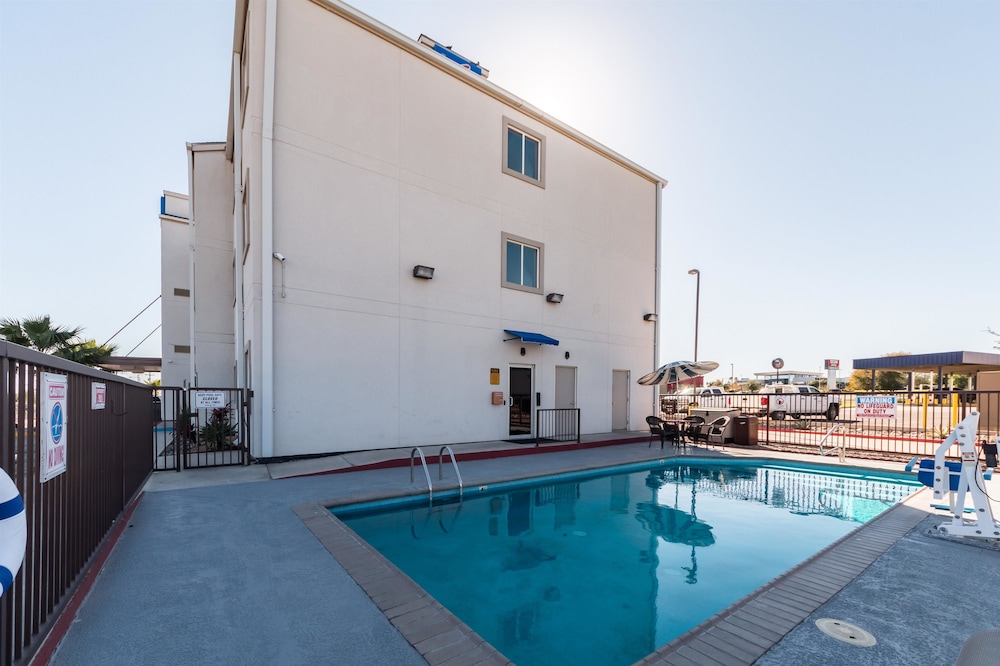 Motel6 Eagle Pass, TX - Lakeside in EAGLE PASS - TX