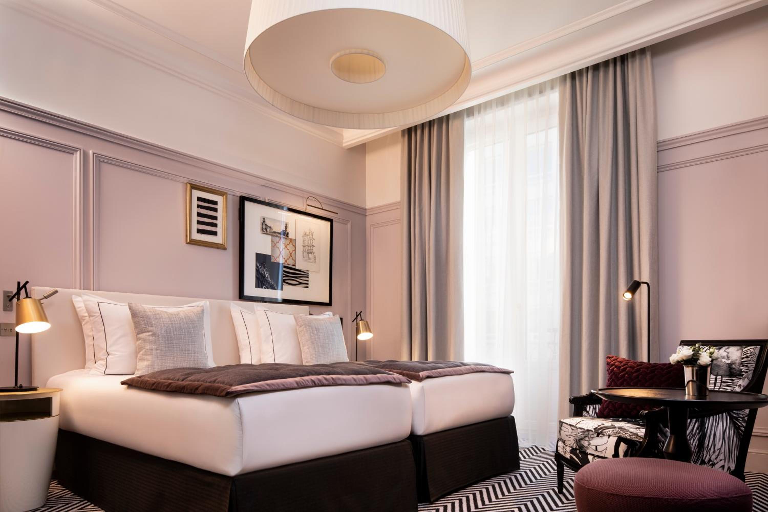 Deluxe, Eiffel View