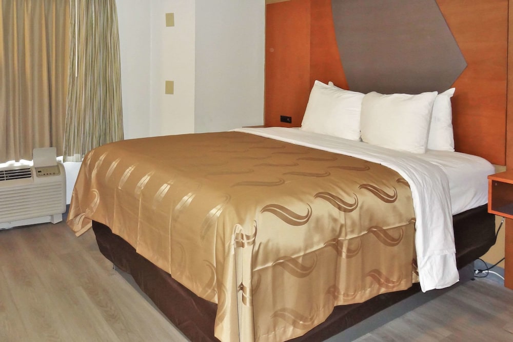 ROOM, QUEEN BED, ACCESSIBLE