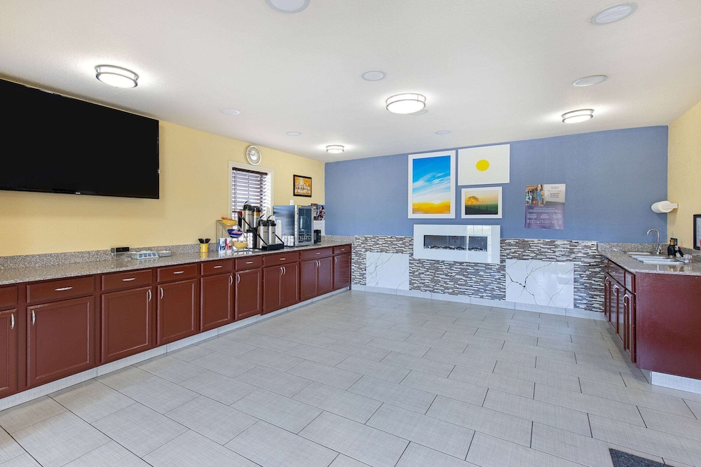 Days Inn by Wyndham Holladay 7/50