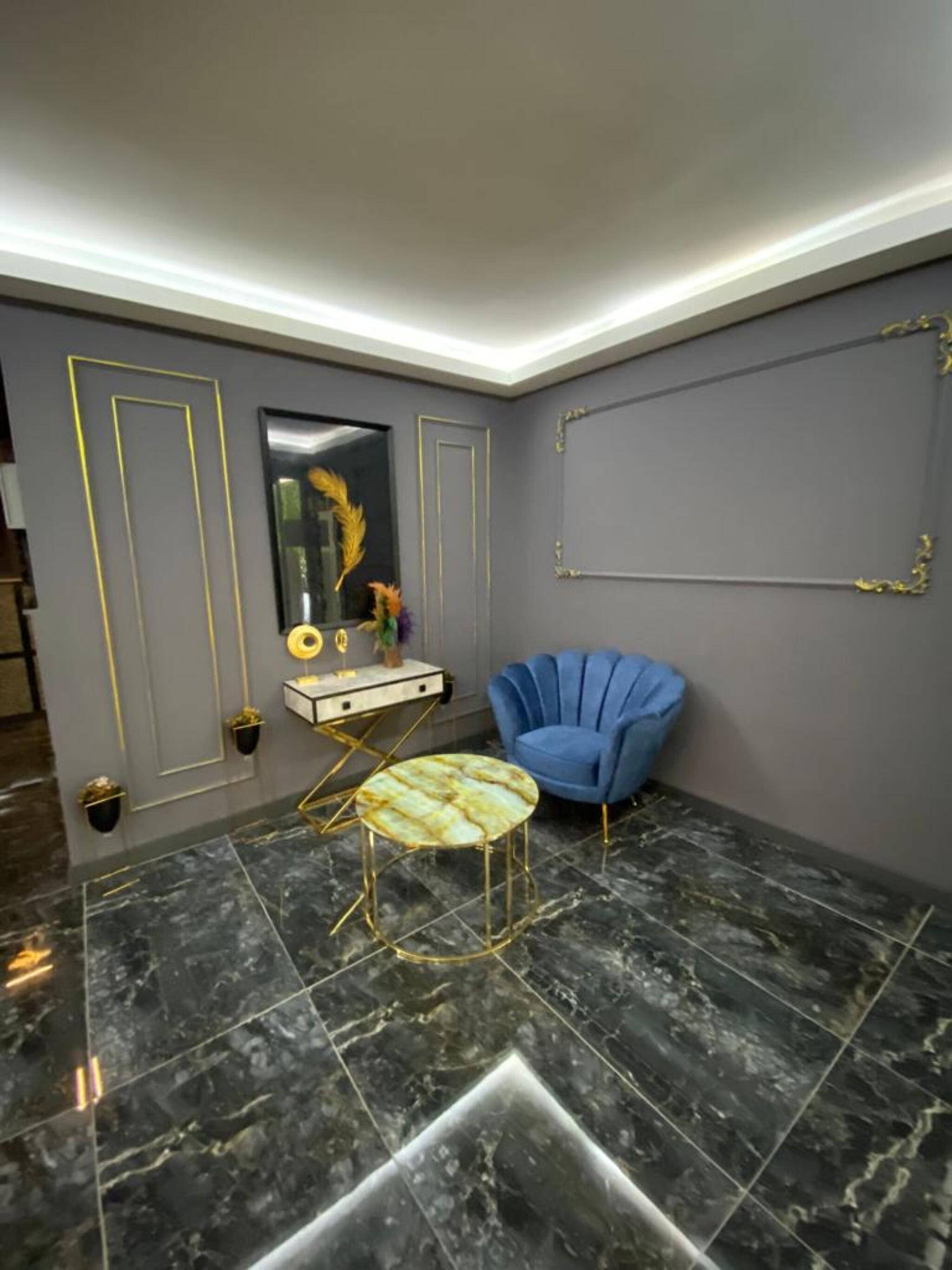 216 Palace Suite 9/19