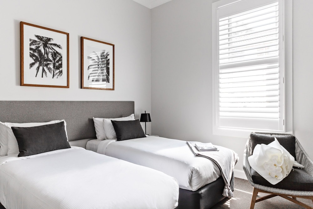DELUXE, TWIN BEDS