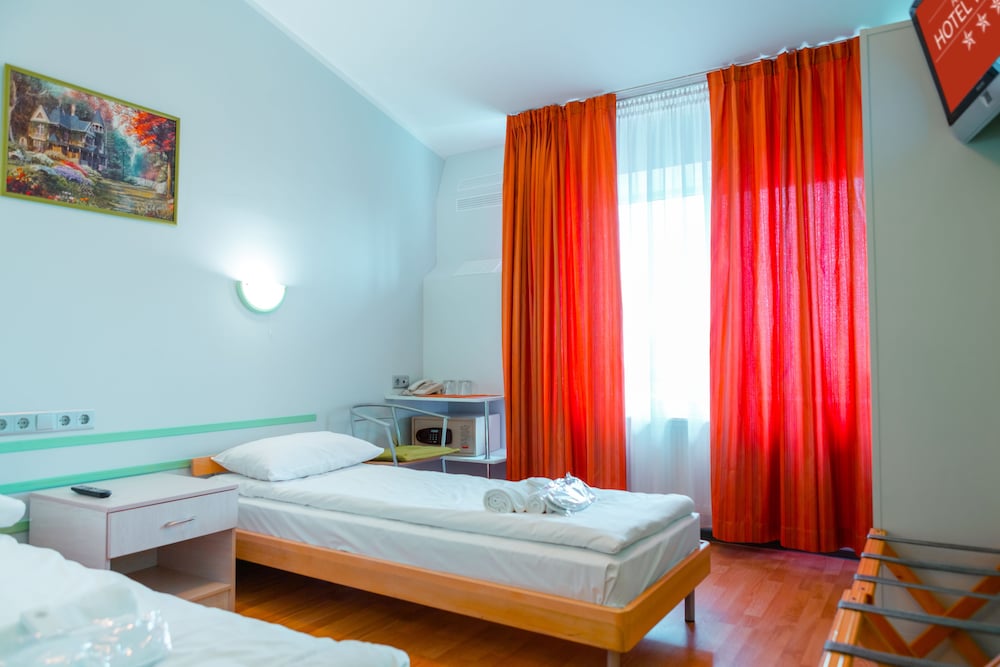 DELUXE, TWIN BEDS