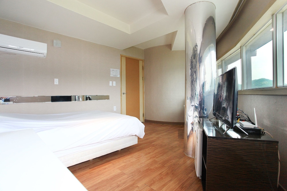 J Hotel 10/45