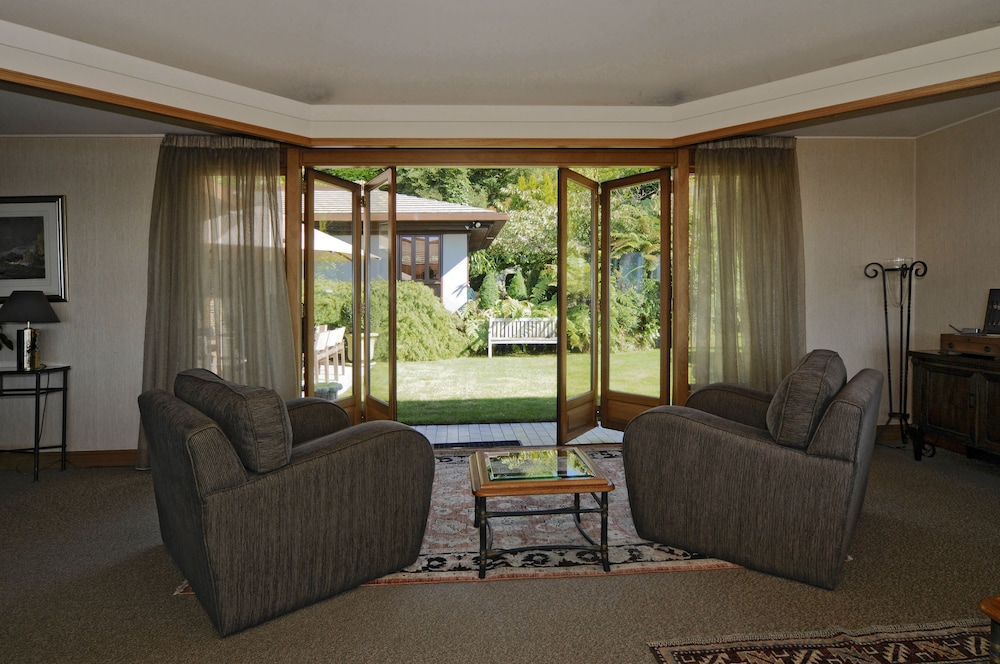 LAKE TAUPO LODGE 11/34