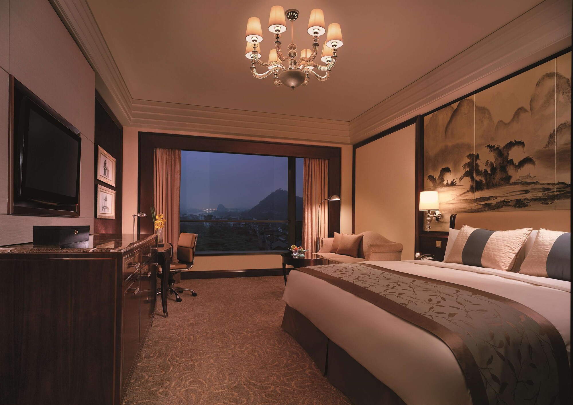 Deluxe, King Bed, City View, Shangri La Guilin 3/6
