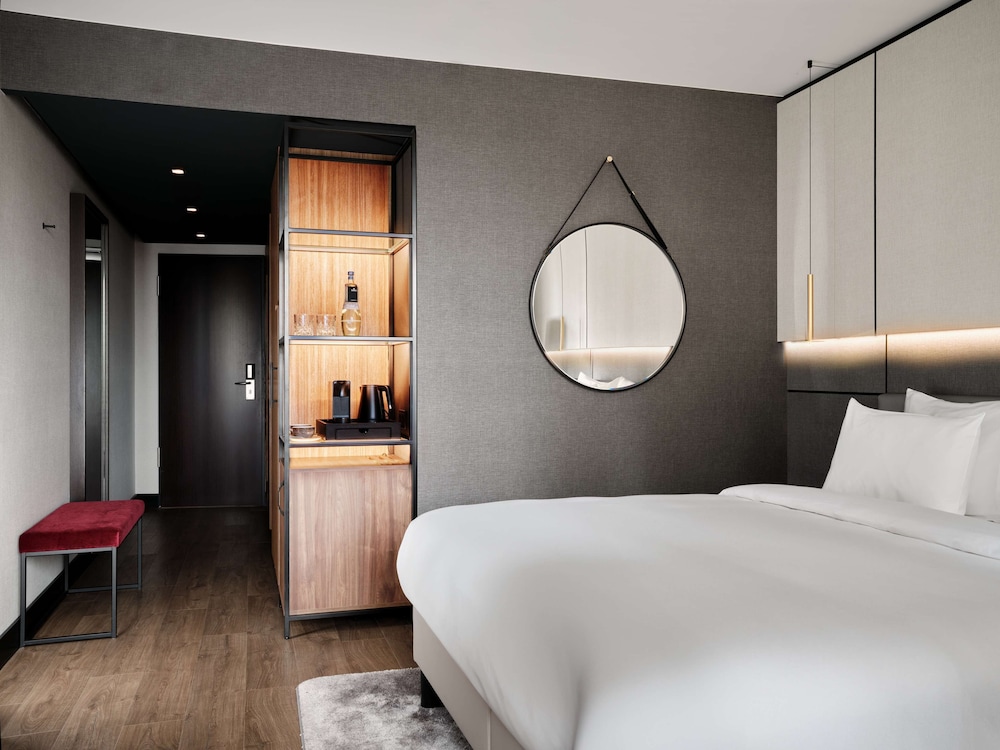 Collection, Atrium, King Bed