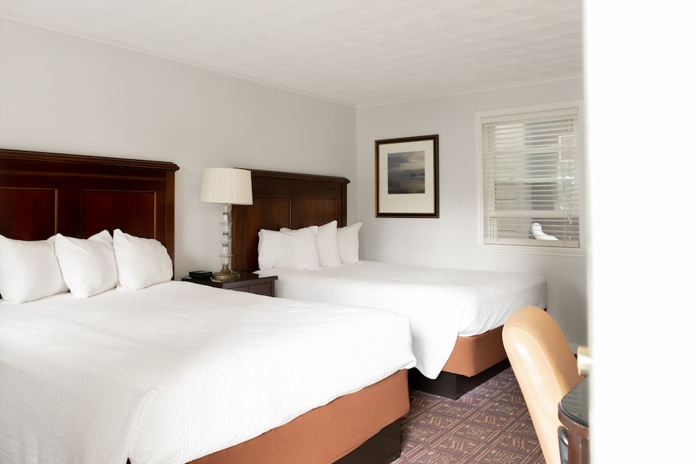 STANDARD, 2 QUEEN BEDS