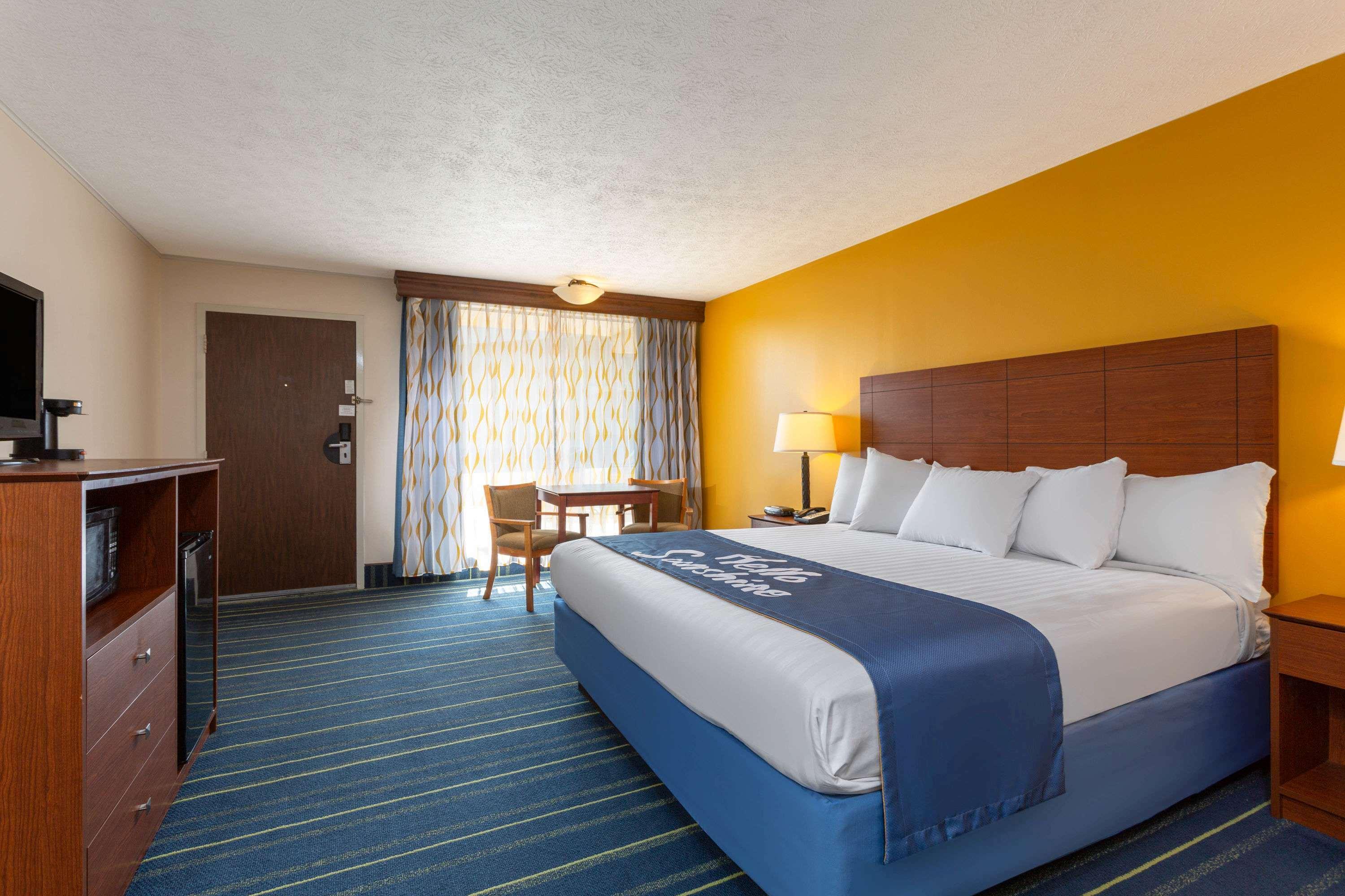 Days Inn By Wyndham Breezewood 19/34