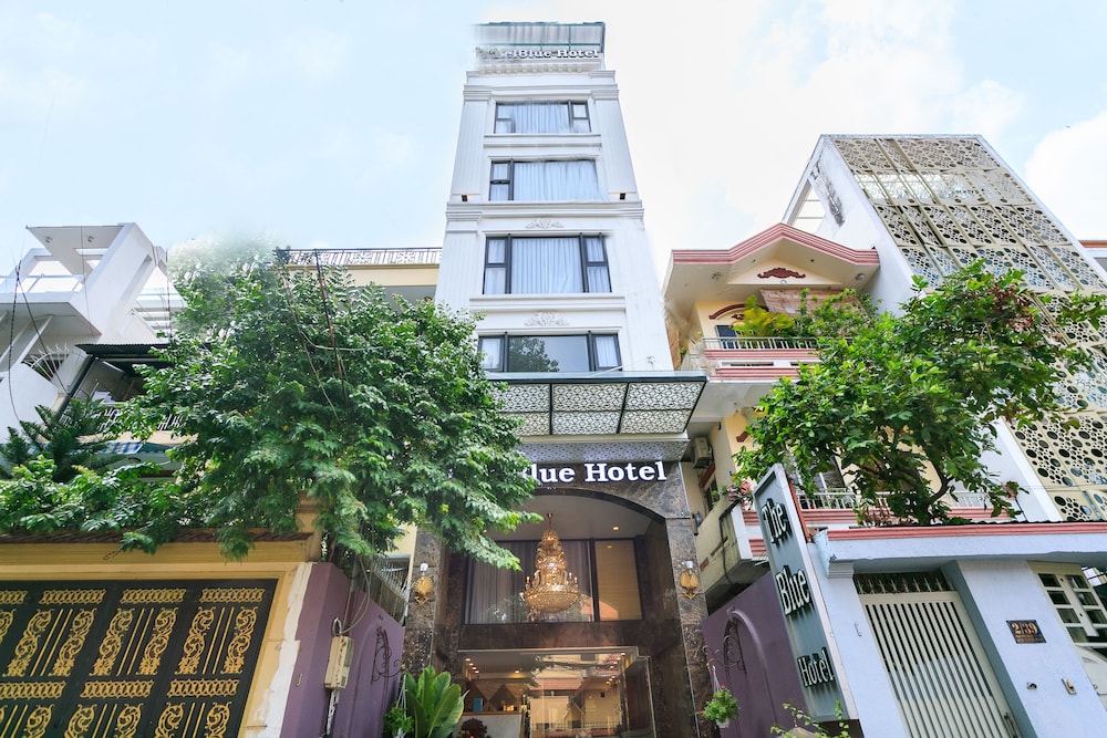 The Blue Hotel 1/54
