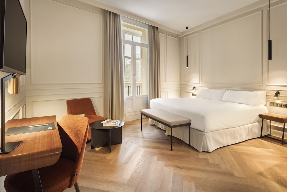 DELUXE, DOUBLE OR TWIN BED