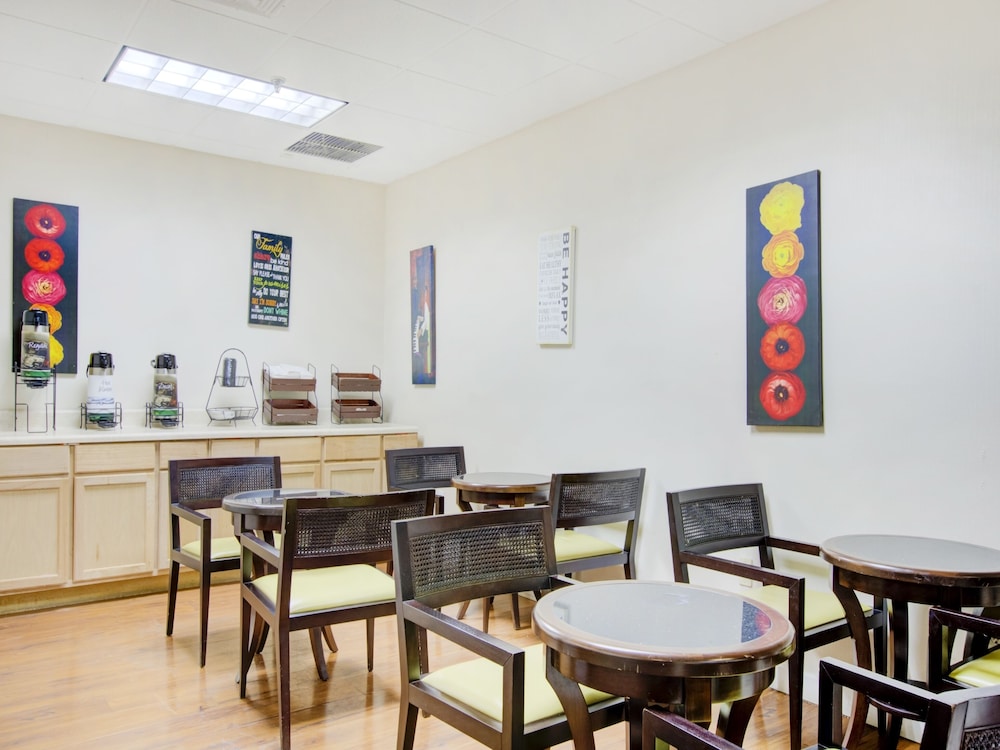 OYO Hotel Dundee By Crystal Lake 32/50
